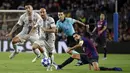 Gelandang Inter Milan, Borja Valero, mengejar bola saat melawan Barcelona pada laga Liga Champions, di Stadion Camp Nou, Rabu (24/10/2018). Barcelona menang 2-0 atas Inter Milan. (AP/Emilio Morenatti)