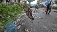 Aparat keamanan melintas di antara sisa kerusuhan di kawasan Wahid Hasyim, Jakarta, Kamis (23/5/2019). Massa yang ricuh di depan Kantor Bawaslu dipukul mundur oleh polisi hingga berhamburan ke sejumlah titik dekat lokasi. (Liputan6.com/Herman Zakharia)