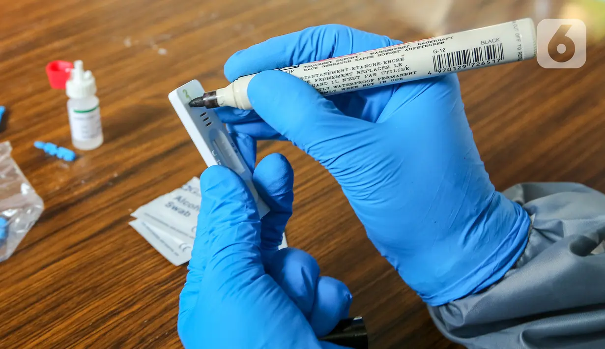Tenaga medis menulis nomor urut hasil rapid test di Lembaga Pembinaan Khusus Anak (LPKA) Klas I Tangerang, Banten, Sabtu (30/5/2020). Rapid test Covid-19 yang diikuti 87 pegawai sebagai salah satu upaya untuk menekan penyebaran virus Corona. (Liputan6.com/Fery Pradolo)