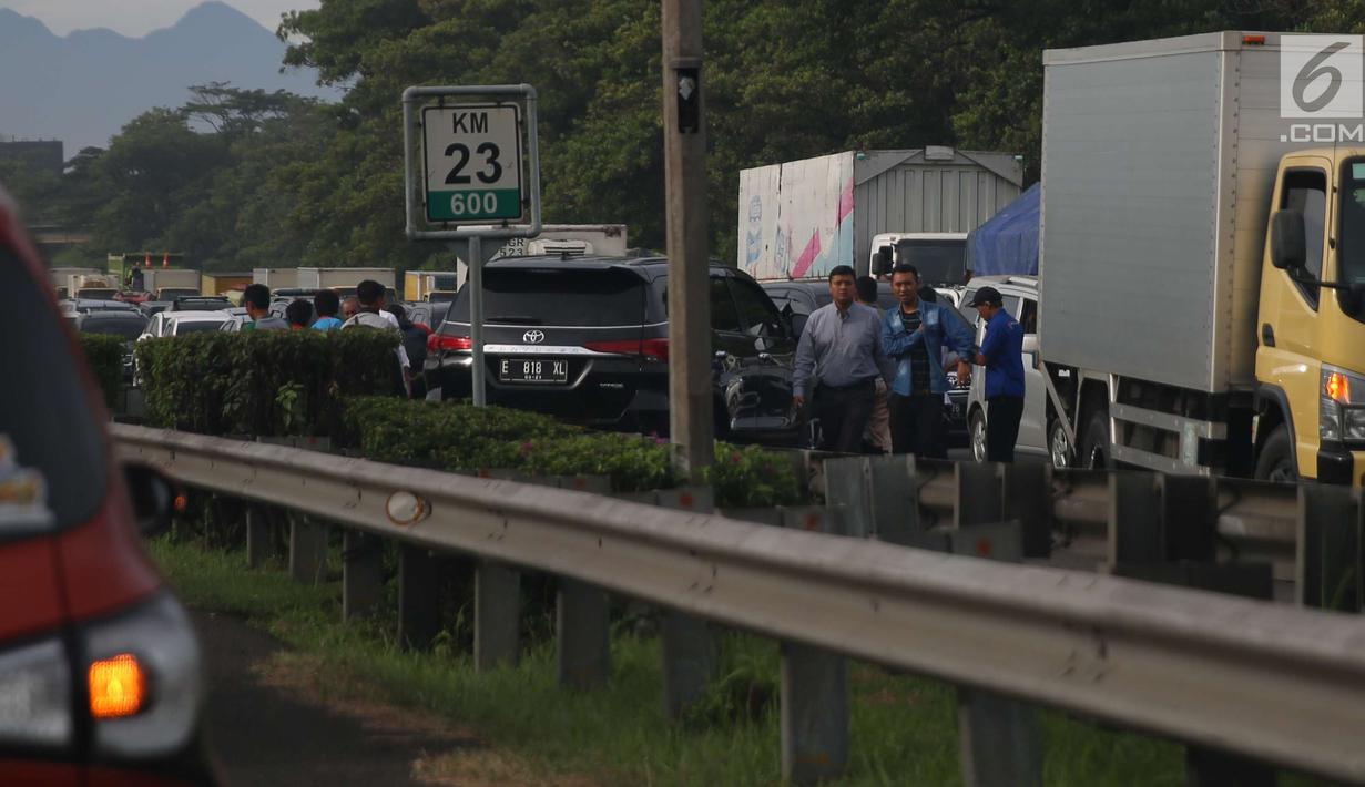 Kondisi arus lalulintas tol Jagorawi yang tersendat akibat terjadi kecelakaan antara mobil Toyota Fortuner dengan truk boks Colt Diesel, Kamis (28/12). (Liputan6.com/Angga Yuniar)