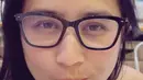Prilly juga mengenakan atasan strapless motif garis. Dengan wajah polos tanpa makeup, Prilly pun mengenakan kacamatanya. [@prillylatuconsina96]