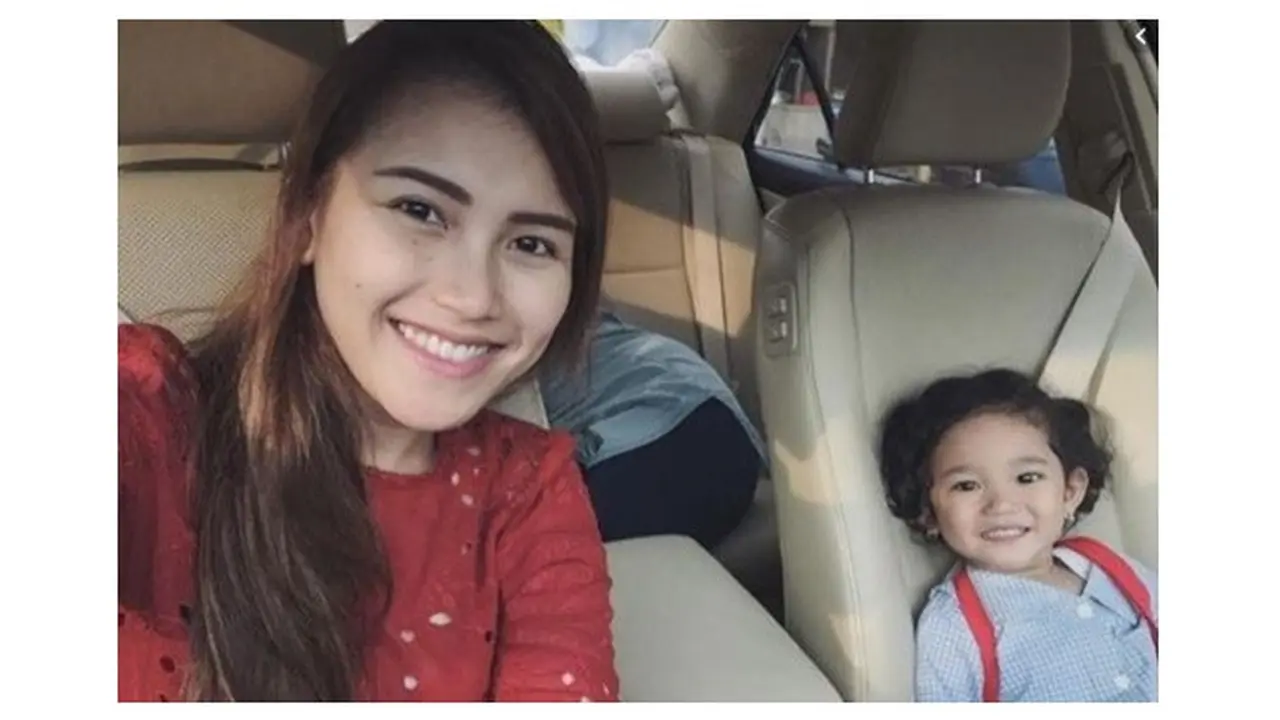 Gaya Ayu Ting Ting Saat Antar Anak ke Sekolah, Sederhana dan Memesona