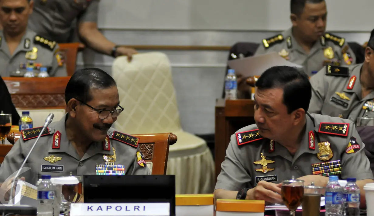 Kapolri Jenderal Pol Badrodin Haiti bersama Wakapolri Komjen Pol Budi Gunawan saat menghadiri Rapat Kerja dengan Komisi III DPR RI, di Kompleks Parlemen, Jakarta, Rabu (20/4). Salah satunya membahas kematian Siyono. (Liputan6.com/JohanTallo)
