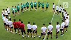 Para pemain Timnas Indonesia mendengarkan instruksi pelatih Shin Tae-yong selama sesi latihan di Lapangan A Senayan, Jakarta, Kamis (15/6/2023). (Liputan6.com/Herman Zakharia)