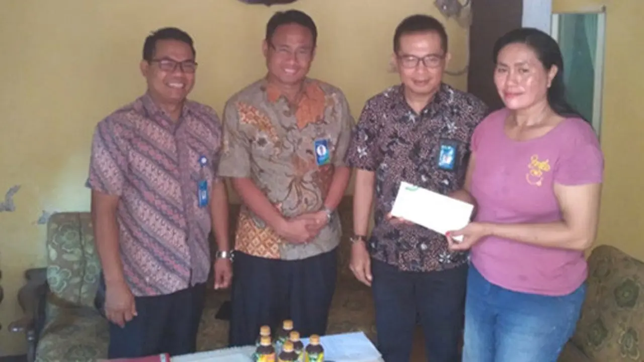 Angkasa Pura I Serahkan Santunan Asuransi Kematian Pada Ahli Waris Calon Penumpang Lion Air di Bandara Juanda