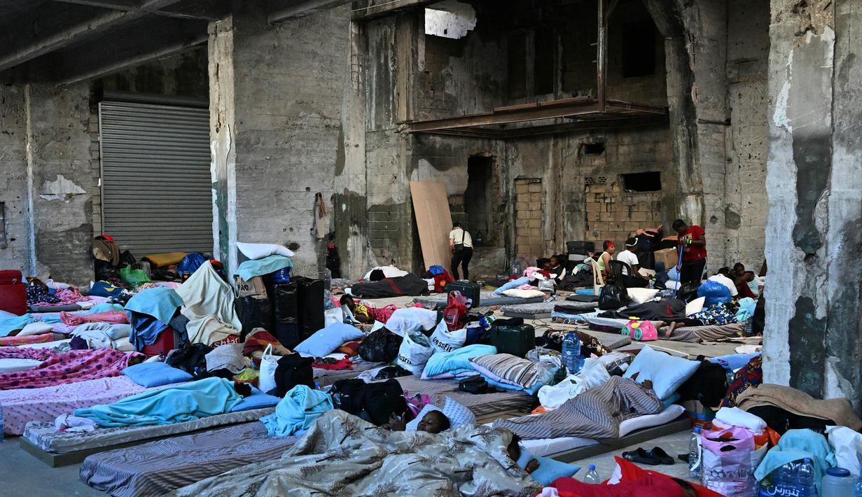 Para pekerja migran terpaksa mengungsi untuk menghindari pemboman Israel di Lebanon selatan. (Joseph EID/AFP)