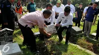 Kepala Dinas Pertamanan dan Pemakaman DKI Jakarta Djafar Muchlisin membongkar 4 makam dari total terindikasi 14 makam fiktif di Tempat Pemakaman Umum (TPU) Menteng Pulo, Jakarta Selatan, Kamis (28/7). (Liputan6.com/Gempur M Surya)
