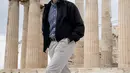 Presiden AS Barack Obama berjalan didepan Parthenon saat berkunjung ke Athena, Yunani (16/11). Dalam kunjungan ini Obama meyakinkan negara-negara sekutu Amerika Serikat untuk tetap mempertahankan hubungan baik. (AFP/Brendan Smialowski)
