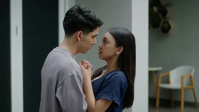 Adegan Naura Ayu dan Fadi Alaydrus di series Santri Pilihan Bunda.