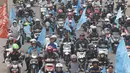 Konvoi ratusan buruh dalam memperingati May Day atau peringatan Hari Buruh Internasional pada 1 Mei 2024 dari Kawasan Industri Pulogadung menuju Istana Merdeka, Jakarta, Rabu (1/5/2024). (merdeka.com/Imam Buhori)