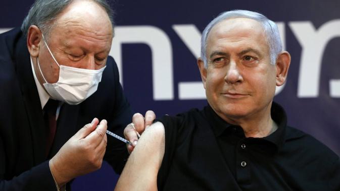 Perdana Menteri Israel Benjamin Netanyahu menerima vaksin Virus Corona COVID-19 di Sheba Medical Center di Ramat Gan, Israel pada 19 Desember 2020. (Photo credit: Amir Cohen/Pool via AP)