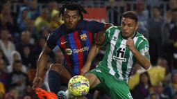 Barca unggul lewat Andreas Christensen (menit 14), Robert Lewandowski (36), Raphinha (39) dan gol bunuh diri Gonzalo Rodriguez. (AP Photo/Joan Monfort)