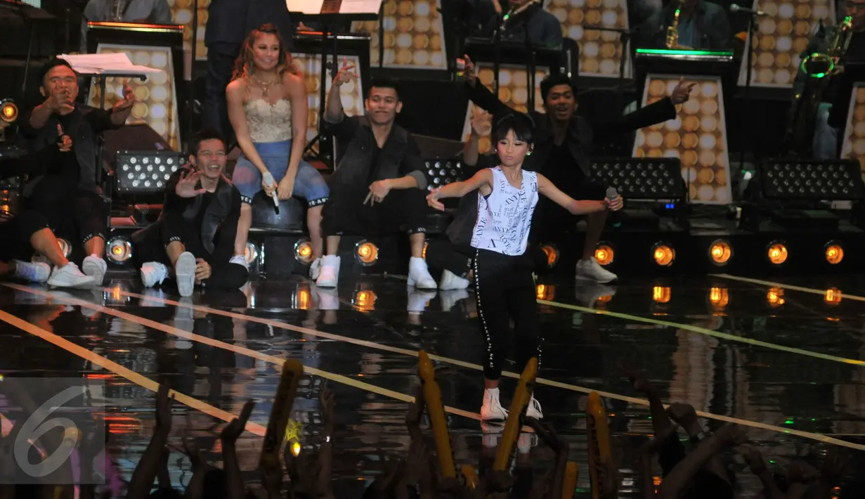 Chloe Xaviera, keponakan dari Agnez Mo menunjukkan kemampuan rap-nya dalam lagu “Muda”  di konser yang bertajuk The Biggest Concert Agnez Mo I #AmGenerationOfLOVE, di Studio 6 Emtek City, Jakarta, Kamis (15/10/2015). (Liputan6.com/Herman Zakharia)