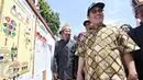 Ketua DKPP Jimly Asshiddiqie (depan) saat memantau TPS Kampung Pilkada RW 03 di Depok, Jawa Barat, Rabu (9/12). Hal tersebut dilakukan guna memastikan berjalannya kelancaran Pilkada Serentak 2015. (Liputan6.com/Immanuel Antonius)