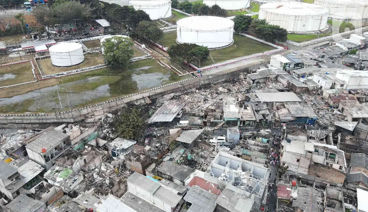 Foto udara kondisi permukiman warga yang hangus akibat kebakaran Depo Pertamina Plumpang di Jalan Koramil, Rawa Badak, Jakarta Utara, Sabtu (4/3/2023). Permukiman warga yang paling terdampak berada di Jalan Tanah Merah Bawah, RT 012/RW 009, Kelurahan Rawa Badak Selatan, Kecamatan Koja, Jakarta Utara. (Liputan6.com/Herman Zakharia)