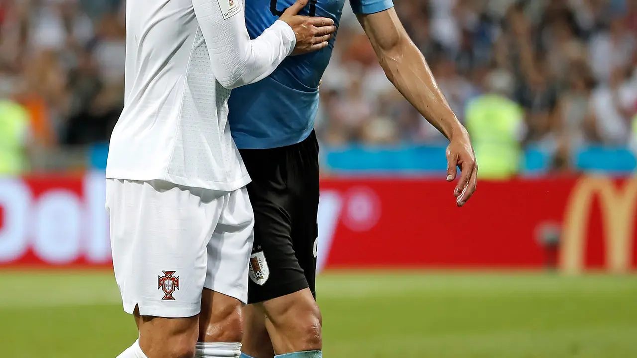 Momen Ronaldo Memapah Cavani yang Cedera