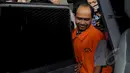 Ikmal Jaya memasuki mobil yang menjemputnya usai memenuhi panggilan KPK. Ikmal adalah tersangka kasus dugaan korupsi tukar guling tanah di Tegal, Jakarta, Selasa (17/2/2015). (Liputan6.com/Faisal R Syam)  