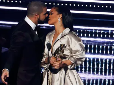 Penyanyi Rihanna saat menerima penghargaan Michael Jackson Video Vanguard Award di ajang MTV Video Music Awards 2016, New York, AS, (28/8). Rihanna menjadi artis pembuka di MTV Music Awards 2016. (REUTERS/Lucas Jackson)