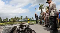 Penjabat Bupati Lumajang Indah Wahyuni meninjau sejumlah infrastuktur yang rusak akibat banjir lahar dingin Gunung Semeru (Istimewa)