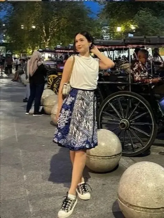 Laura juga memadukan dengannya sneakers Dior dan kaos kaki putih pendek. [@its_lauramoane2]