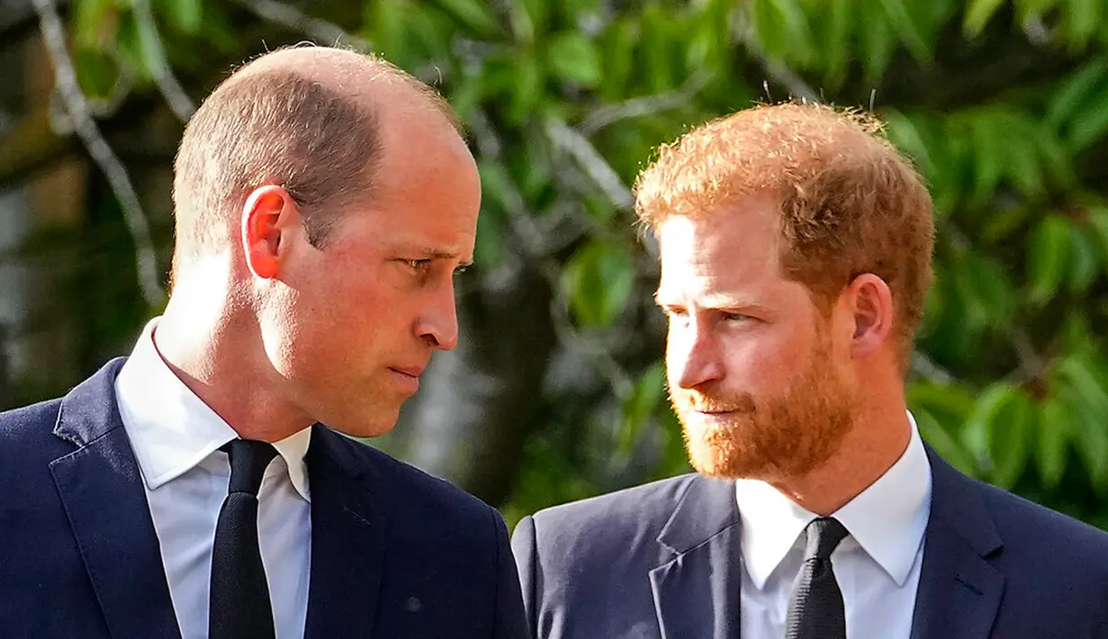 Pangeran William (kiri) dan Pangeran Harry saat melihat bunga untuk mendiang Ratu Elizabeth II di luar Kastil Windsor, Windsor, Inggris, 10 September 2022. Pemandangan Pangeran William dan Harry bertemu warga bersama-sama menjadi salah satu gambar yang paling menonjol dan paling tak terduga dari hari-hari yang suram. (AP Photo/Martin Meissner)