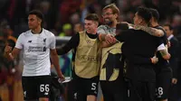 Pelatih Liverpool Jurgen Klopp memeluk para pemainnya usai pertandingan semifinal Liga Champions di Stadion Olimpiade, Roma (2/5). Liverpool takluk 4-2 atas Roma di leg kedua  dan melaju ke final usai menang agregat 7-6. (AFP Photo/Paul Ellis)