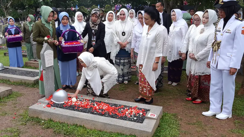 Istri Wapres Ma'ruf Amin, Wury Estu Handayani tabur bunga di TMP Kalibata.