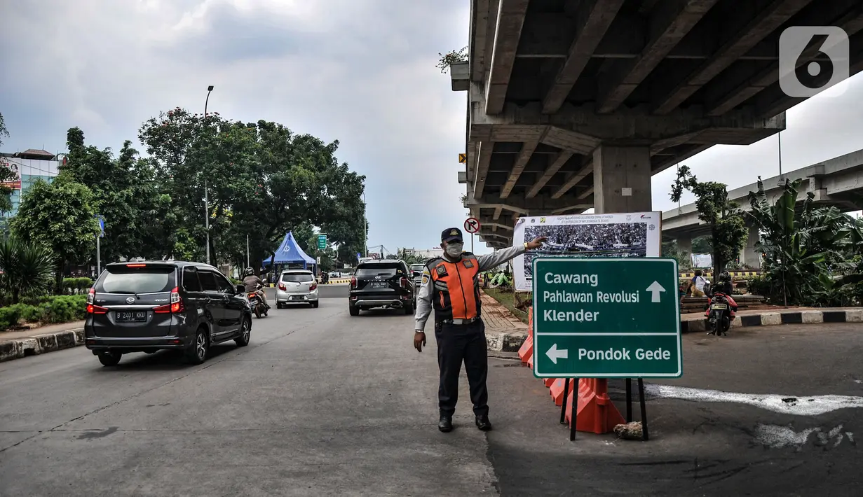 Petugas Dinas Perhubungan (Dishub) DKI Jakarta mengatur laju kendaraan saat rekayasa lalu lintas di Jalan Laksamana Malahayati seiring mulai beroperasinya Off Ramp Jatiwaringin, Tol Becakayu, Jakarta Timur, Selasa (25/10/2022). Kepala Dishub DKI Jakarta Syafrin Liputo mengungkapkan rekayasa lalu lintas dilakukan karena Off Ramp Jatiwaringin Tol Becakayu mulai beroperasi yang berlangsung hingga 4 November mendatang. (merdeka.com/Iqbal S. Nugroho)