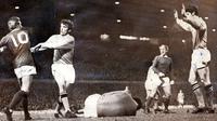 Legenda Manchester United, Denis Law (kiri) saat berseteru dengan pemain Manchester City, Tommy Booth, pada laga derbi Manchester 1969. (Daily Mail).  