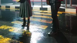Bagi Maudy, kehadiran Iwan Fals menambah kekuatan pada lagu ini, terutama dalam menyampaikan pesan yang mendalam kepada pendengar. Dengan suara khas dan pengalaman hidupnya, Iwan berhasil menciptakan nuansa yang lebih kuat dibandingkan jika Maudy menyanyikannya sendiri. (Liputan6y.com/IG/@iwanfals)