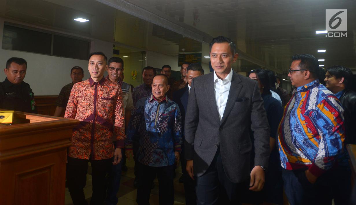 Agus Harimurti Yudhoyono atau AHY (kanan) dan Edhie Baskoro Yudhoyono atau Ibas (kiri) mengantar Ketum Partai Gerindra Prabowo Subianto usai menjenguk Ketum Partai Demokrat Susilo Bambang Yudhoyono di RSPAD, Jakarta, Rabu (18/7). (Merdeka.com/Imam Buhori)