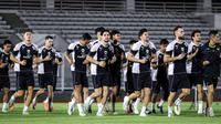 Pemain Timnas Indonesia, Kevin Diks, saat sesi latihan jelang lawan Jepang di Stadion Madya, Jakarta, Selasa (11/12/2024). (Bola.com/Bagaskara Lazuardi)
