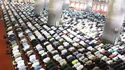 Umat muslim melaksanakan ibadah salat jumat di Masjid Istiqlal, Jakarta, Jumat (15/6). Salat Jumat di Hari Raya Idul Fitri itu diikuti ribuan umat yang memadati ikon mesjid di Ibukota tersebut. (Liputan6.com/Immanuel Antonius)