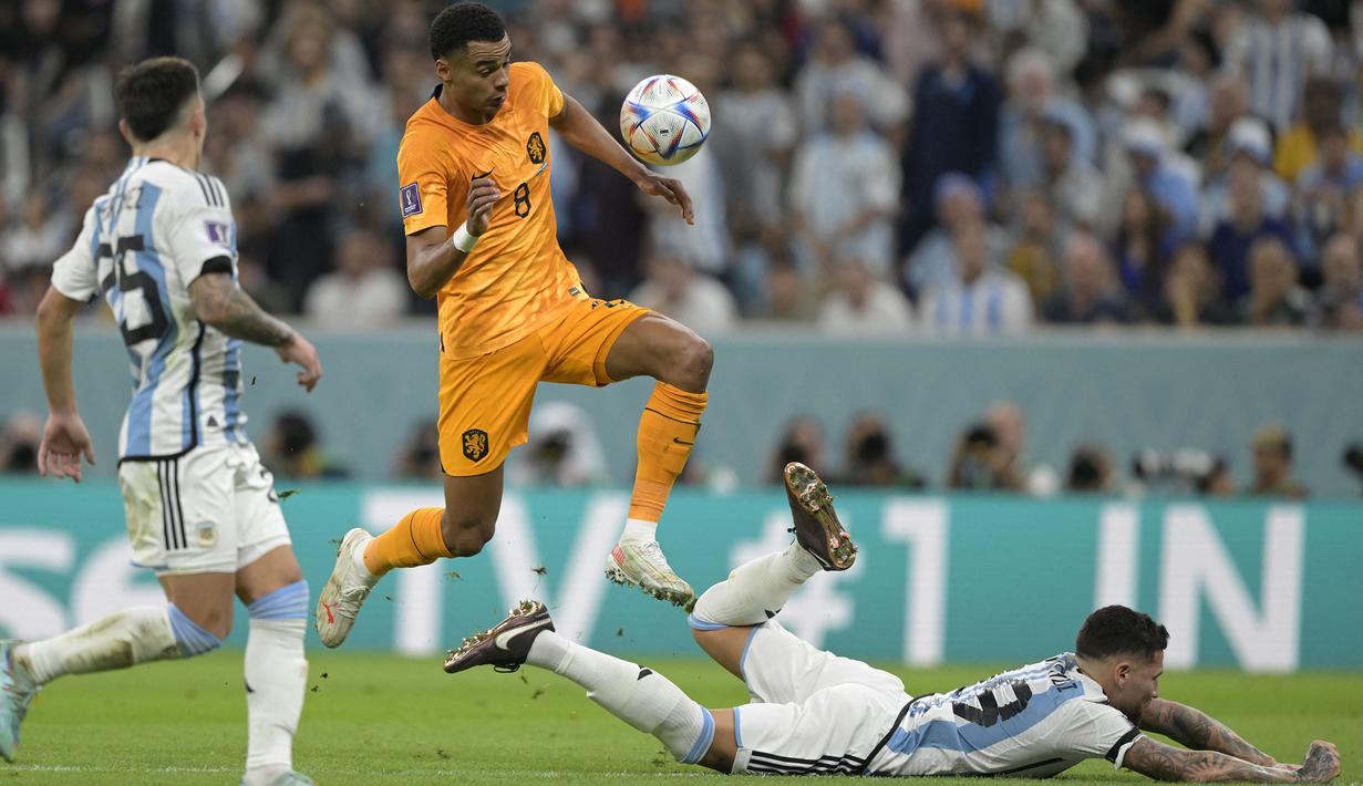 Cody Gakpo menjadi salah satu pemain muda yang tampil memukau bersama Timnas Belanda. Ia tercatat mampu mencetak 3 gol dalam 5 penampilannya bersama Skuad De Oranje. Sayangnya, skuad asuhan Louis van Gaal harus terhenti di babak perempat final setelah kalah adu penalti dengan Argentina. Berkat penampilan gemilangnya, Gakpo mengalami kenaikan nilai pasar dari 47,8 juta dolar menjadi 63,8 juta dolar. Namun, pemain 23 tahun itu baru-baru ini dikabarkan telah menjalin kesepakatan dengan Liverpool dari PSV Eindhoven dengan harga 44,6 juta dolar. (AFP/Juan Mabromata)