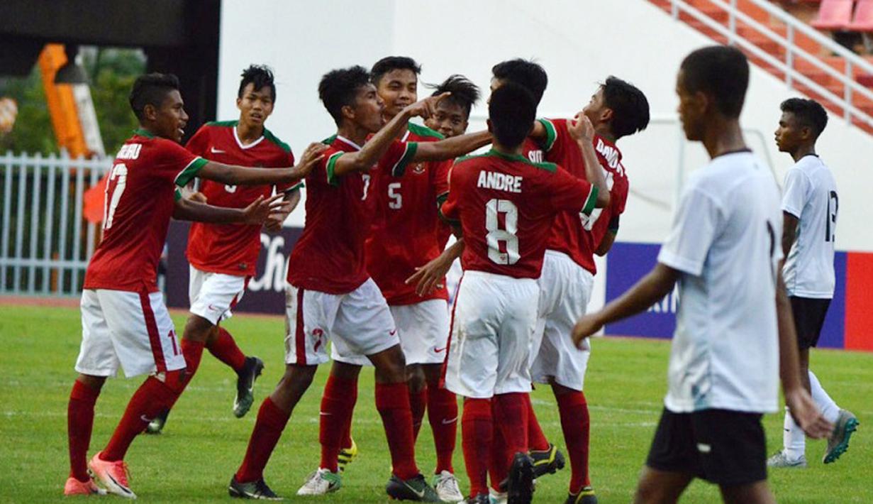 Para pemain Timnas Indonesia U-16 merayakan gol Sutan Zico saat melawan Timor Leste pada laga grup G Piala AFC U-16 di Stadion Rajamangala, Bangkok, Senin (18/9/2017). Timnas Indonesia U-16 menang 3-1. (Bola.com/PSSI)