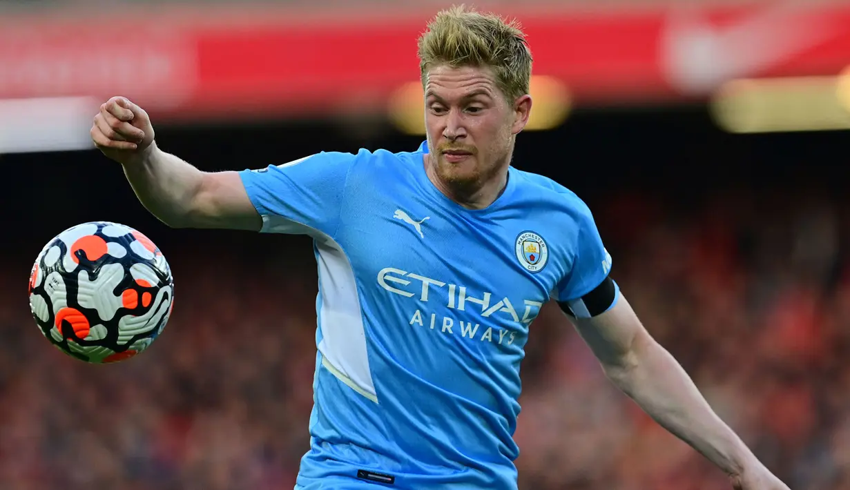 Kevin De Bruyne. Gelandang Manchester City berusia 30 tahun yang musim ini telah tampil 18 kali dengan mencetak 5 gol dan 1 assist ini ditaksir memiliki nilai pasar sebesar 100 juta euro. Ia menjadi pemain termahal keempat di dunia sekaligus pemain termahal kedua di Liga Inggris. (AFP/Paul Ellis)