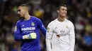 Cristiano Ronaldo dengan kaus yang robek terlihat kecewa setelah gagal mencetak gol pada lanjutan La Liga Spanyol di Stadion Santiago Bernabeu, Madrid, Rabu (20/4/2016) atau Kamis dini hari WIB. Real Madrid menang 3-0 atas Villarreal. (AFP/Javier Soriano)