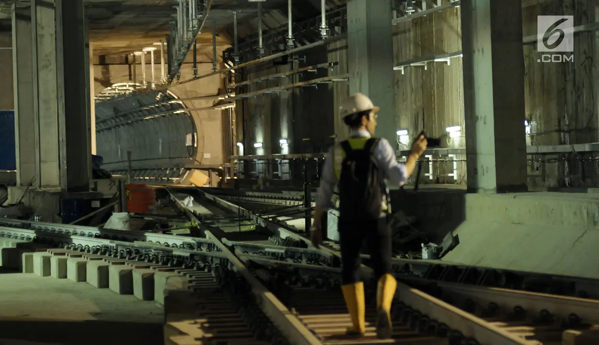 Pewarta saat meninjau proyek kereta MRT di Stasiun Bundaran HI, Jakarta, Senin (25/6). Pembangunan MRT merupakan kerjasama Indonesia dan Jepang dalam pembangunan infrastruktur. (Liputan6.com/Helmi Fithriansyah)