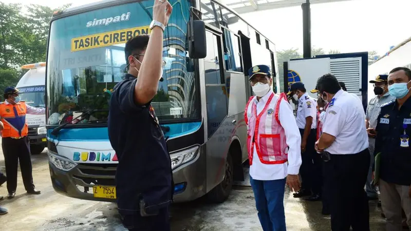 Menteri Perhubungan Budi Karya Sumadi melakukan kunjungan kerja ke Terminal Harjamukti di Cirebon