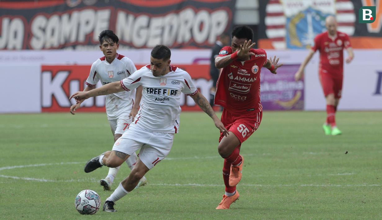 <p>Pemain Persis Solo, Messidoro (kiri) menguasai bola dibayangi pemain Persija Jakarta, Maman Abdurrahman dalam laga pekan ke-2 BRI Liga 1 2022/2023 antara Persija Jakarta melawan Persis Solo di Stadion Patriot Candrabhaga, Bekasi, Minggu (31/7/2022) sore WIB. (Bola.com/Ikhwan Yanuar)</p>