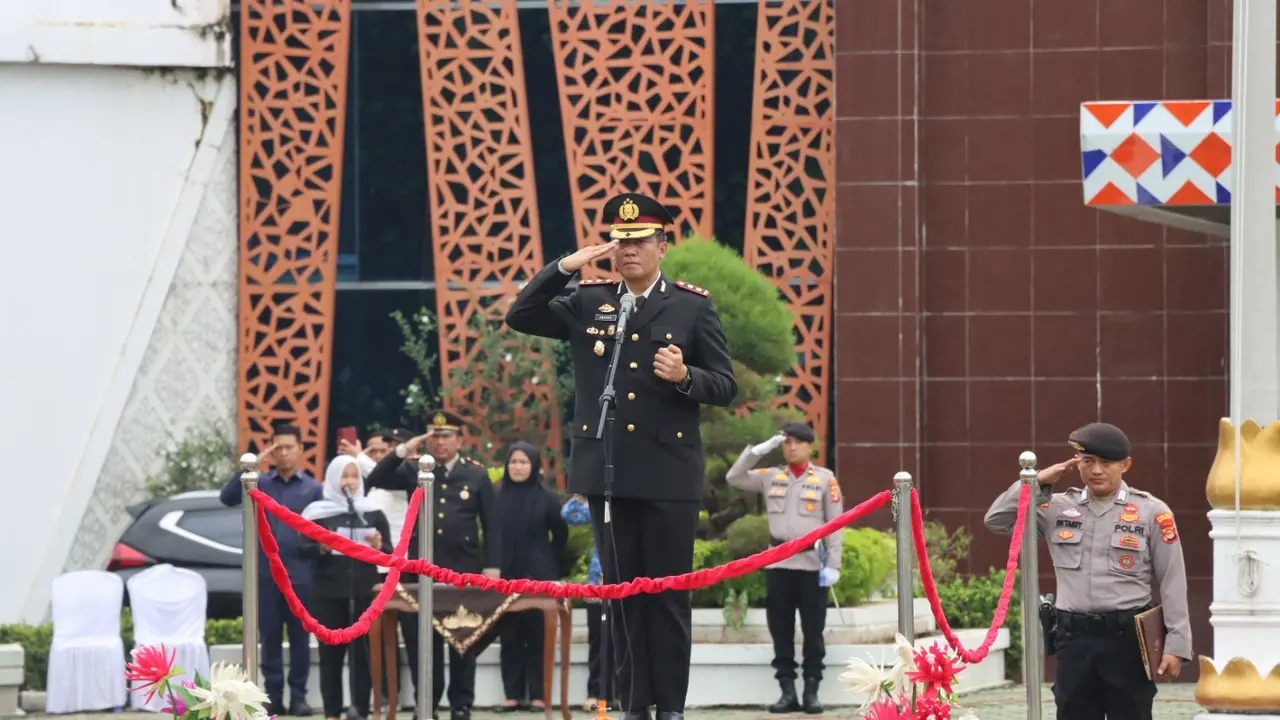 Kapolres Way Kanan, AKBP Adanan Mangopang saat menjadi inspektur upacara Hari Lahir Pancasila. Foto : (Istimewa).