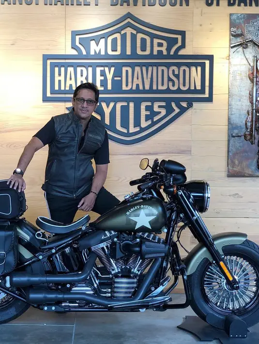 Gaya Andre Taulany saat memamerkan tunggangan pun terbilang unik. Ia pun selalu menuliskan candaan, bahwa ia hanya membeli helm ataupun jaket motor, padahal ia baru saja memboyong Moge untuk jadi koleksinya. (Liputan6.com/IG/@andreastaulany)