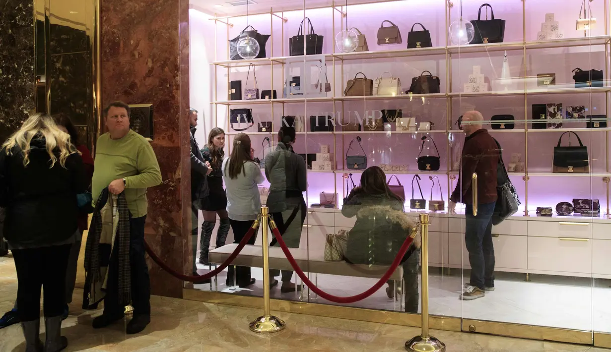 Pengunjung menunggu di depan toko merek Ivanka Trump yang baru di lobi Trump Tower di New York City, AS (15/12). Perusahaan fashion Ivanka Trump membuka toko ritel baru di lobi Trump Tower pada hari Kamis lalu. (AFP Photo/Drew Angerer)