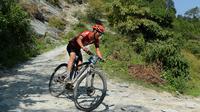 Rohit Thakur dari India bersaing dalam lomba sepeda gunung Himalaya MTB di dekat Mandi, Himachal Pradesh, India utara (4/10). Lomba ini berlangsung selama delapan tahap di kaki pegunungan Himalaya. (AFP Photo/Sajjad Hussain)