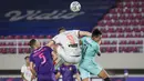 Pemain Persija Jakarta, Marko Simic (tengah) berduel udara dengan kiper Persik Kediri, Fajar Setya Jaya (kanan) dalam laga pekan ke-10 BRI Liga 1 2021/2022 di Stadion Manahan, Solo, Sabtu (30/10/2021). (Bola.com/Bagaskara Lazuardi)