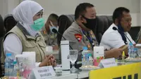 Gubernur Khofifah Indar Parawansa kembali menggelar rapat koordinasi virtual dengan jajaran Forkopimda Jatim dan Forkopimda Kabupaten Kota se-Jawa Timur, Kamis (9/4/2020) di Mapolda Jatim. (Liputan6.com/ Dian Kurniawan)