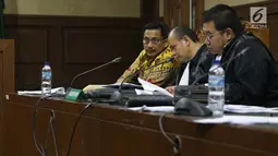 Terdakwa dugaan gratifikasi terkait kerja sama jasa pelayaran Bowo Sidik Pangarso (kiri) menyimak keterangan saksi saat sidang lanjutan di Pengadilan Tipikor, Jakarta, Rabu (25/9/2019). Sidang mendengar keterangan saksi, salah satunya mantan Dirut PLN, Sofyan Basir . (Liputan6.com/Helmi Fithriansyah