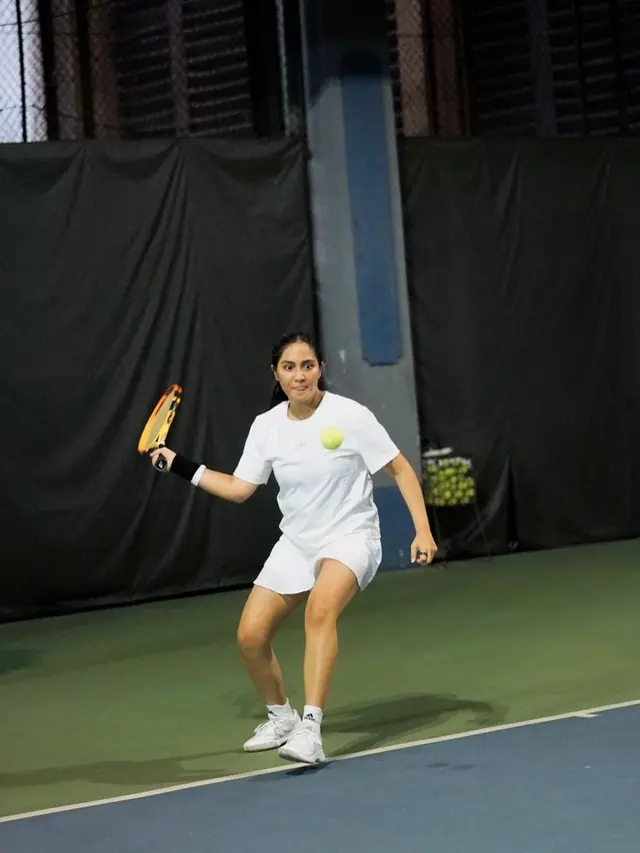 6 Potret Caca Tengker saat Main Tenis, Bak Atlet Profesional