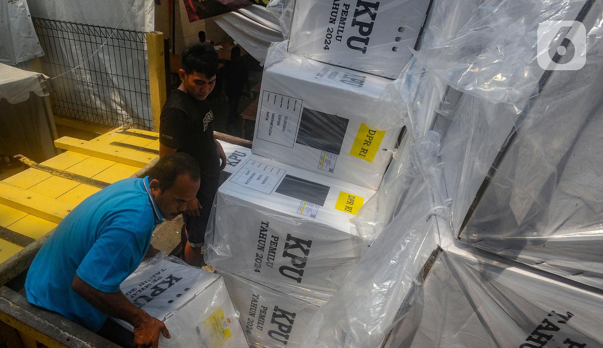Selanjutnya, logistik pemilu tersebut akan disebar ke 3.824 tempat pemungutan suara (TPS) se-Kota Tangerang Selatan. (merdeka.com/Arie Basuki)