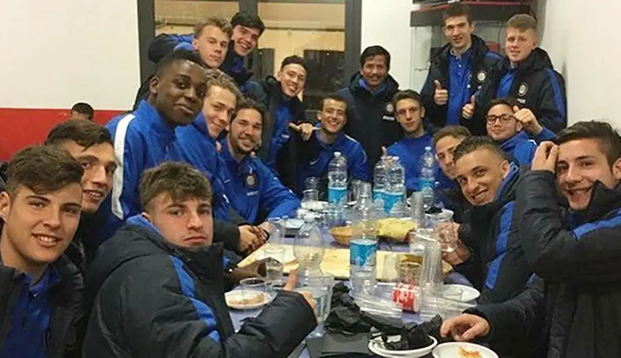 Mantan Pelatih Persib Bandung, Djadjang Nurdjaman, merayakan keberhasilan lolos ke final turnamen Memorial Claudio Sassi dengan makan malam. Pada partai final nanti Inter U-18 akan berhadapan dengan tuan rumah Modena. (Bola.com/Instagram)
